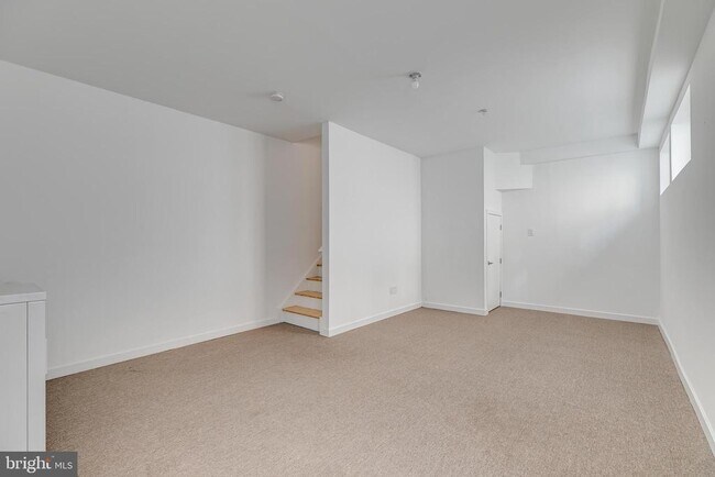 Building Photo - 228 W George St