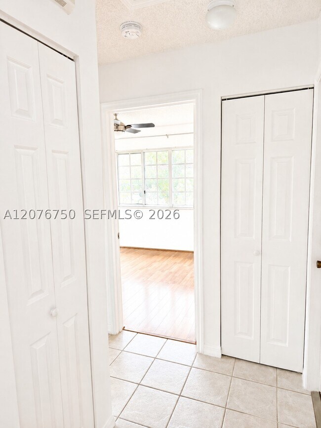 Building Photo - 405 Kelly Ln