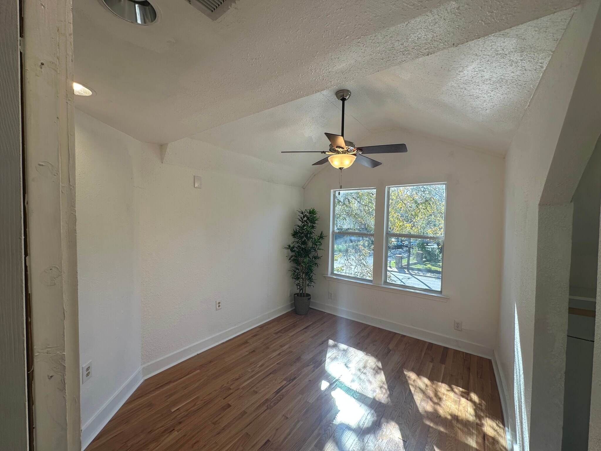 Second room - 1822 W 35th St