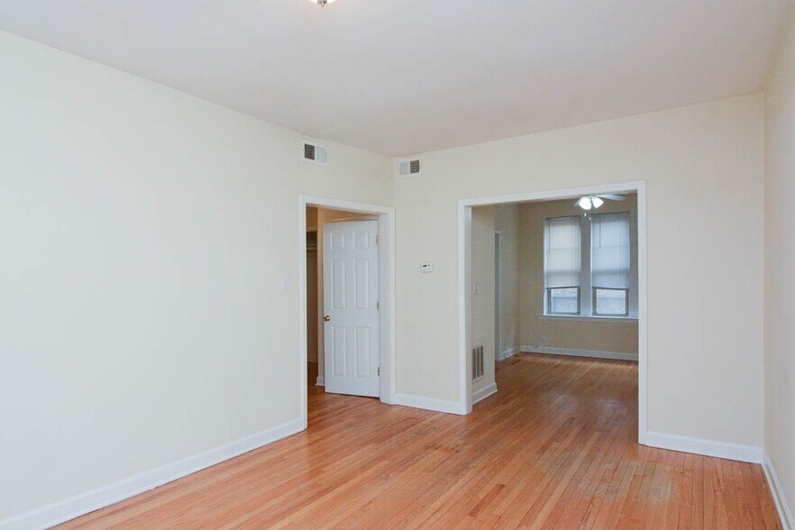 Building Photo - 557 W Aldine Ave