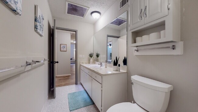 Building Photo - 5 Dorchester Ct