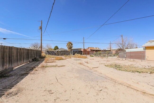 Building Photo - Newly updated 2 bedroom House