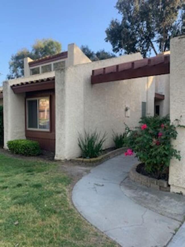 Building Photo - 2 Bedroom 1 Story Town Home