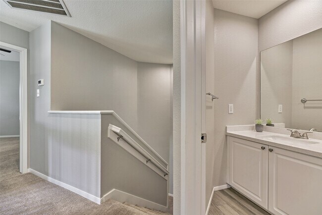 Building Photo - 25 Scarlet Woods Ct