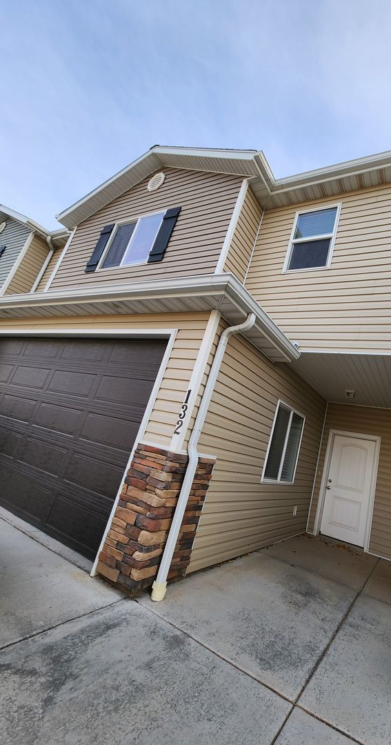 Building Photo - Charming 3 Bedroom Townhome in Cedar City