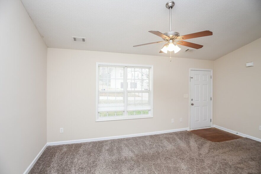 Building Photo - 43 Thorn Thicket Way