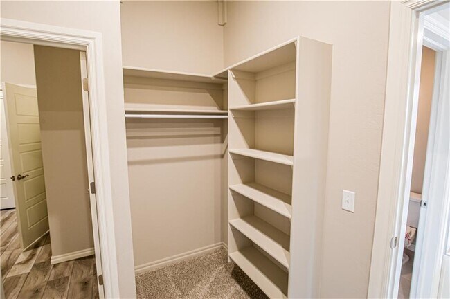 Building Photo - 3516 Lakeside Dr