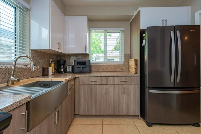 Building Photo - 2925 NW 11th Ave