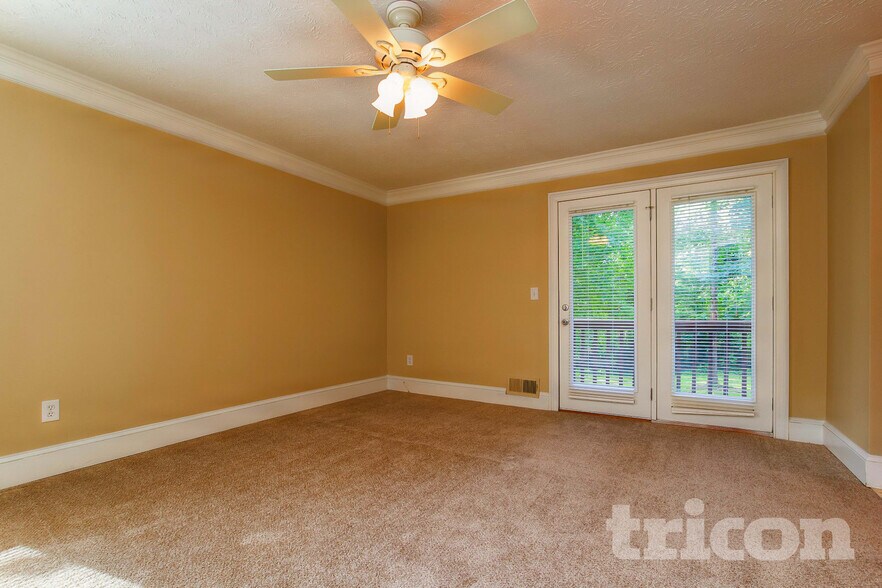 Building Photo - 6583 Oakwood Dr
