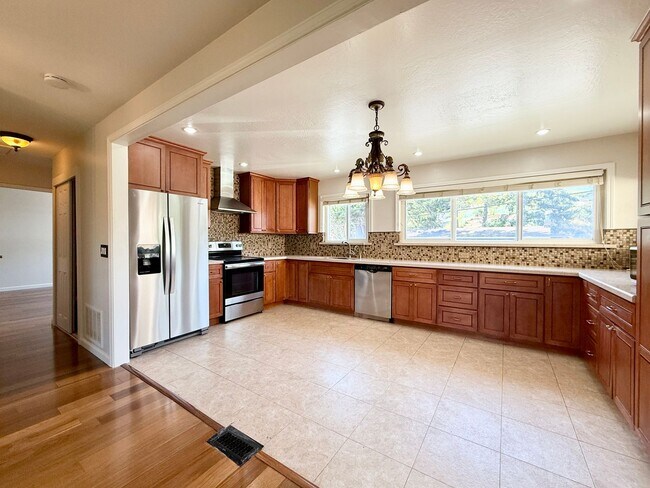 Building Photo - Gorgeously Updated 4-Bed/3-Bath Home & Ent...