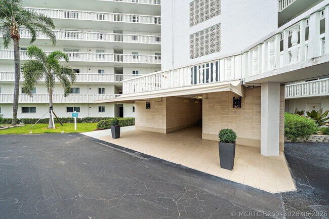 Building Photo - 301 Lake Shore Dr