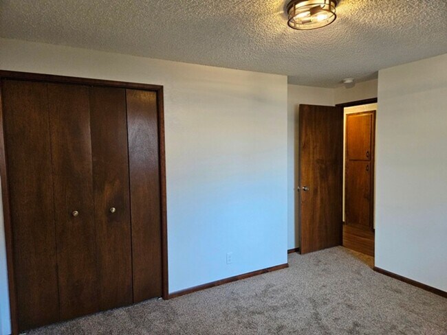 Building Photo - 3Bd/2Ba Single Story Home-For Viewing!
