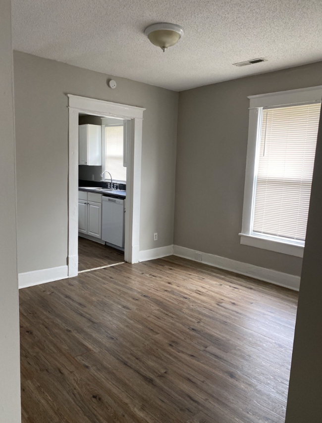 Building Photo - Updated 2 bed 1 bath home - 10 Minutes to ...