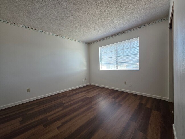 Building Photo - Charming 2 bedroom condo