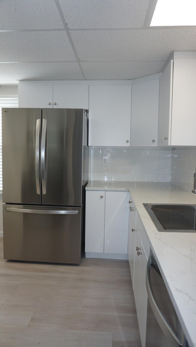 Building Photo - 2364 Pinecrest Ave