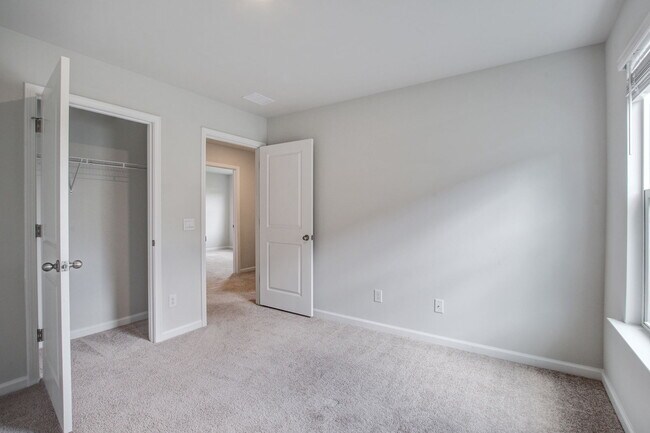 Building Photo - 104 Sunray Ln