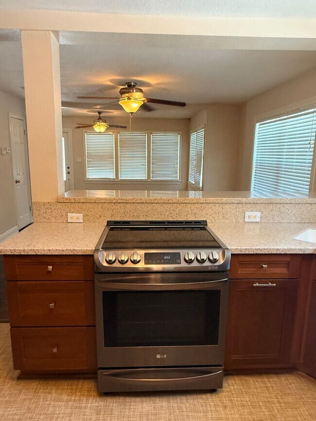 Building Photo - 2 BR/1BA | Bungalow with a bonus room  | Spacious backyard!