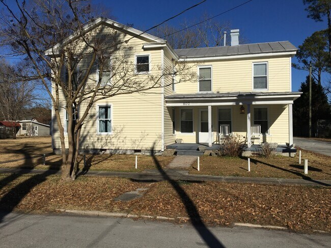 Building Photo - 802 N B St