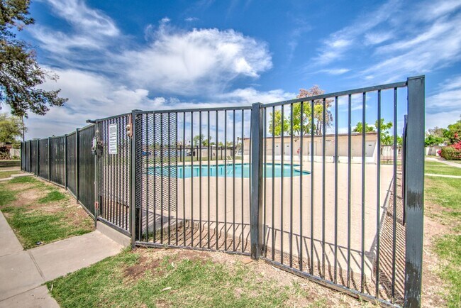 Building Photo - Charming 3 bedroom Townhome near MCC & Med...