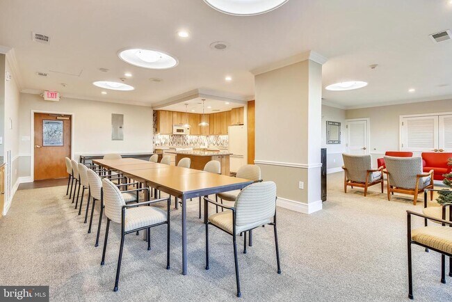 Building Photo - 1101 S Arlington Ridge Rd