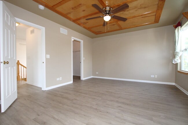 Building Photo - 24313 White Oak Dr