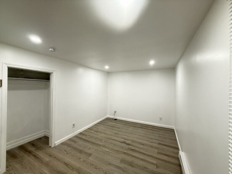 Building Photo - 735 Main St