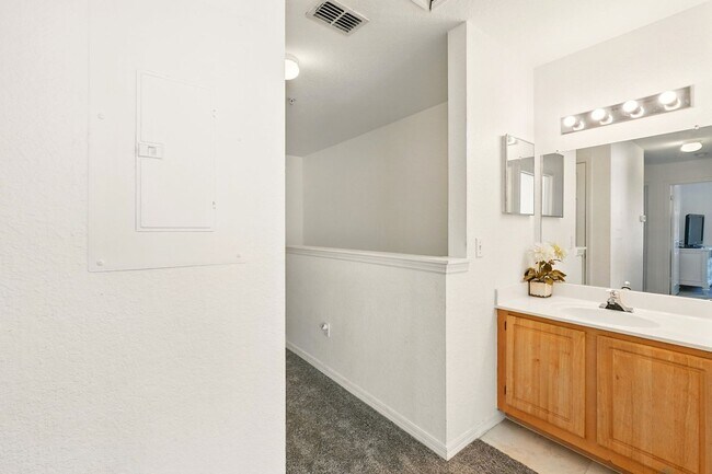 Building Photo - Charming and Spacious 4-Bedroom, 3-Bathroom Fully Furnished Townhome  in the Sought-After Venetia...