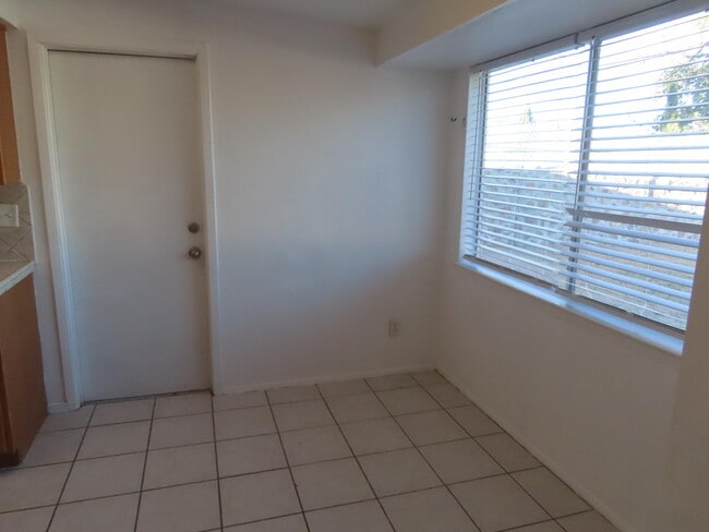 Building Photo - 10052 Kenworthy St