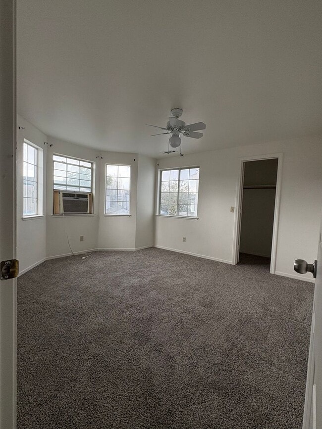 Building Photo - Cute newly remodeled townhouse