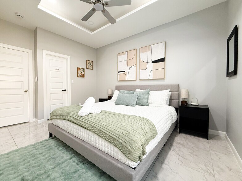 Building Photo - 2108 E Viviana St