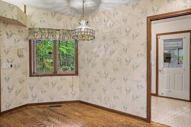 Building Photo - East Gate Area | Home | Unfurnished