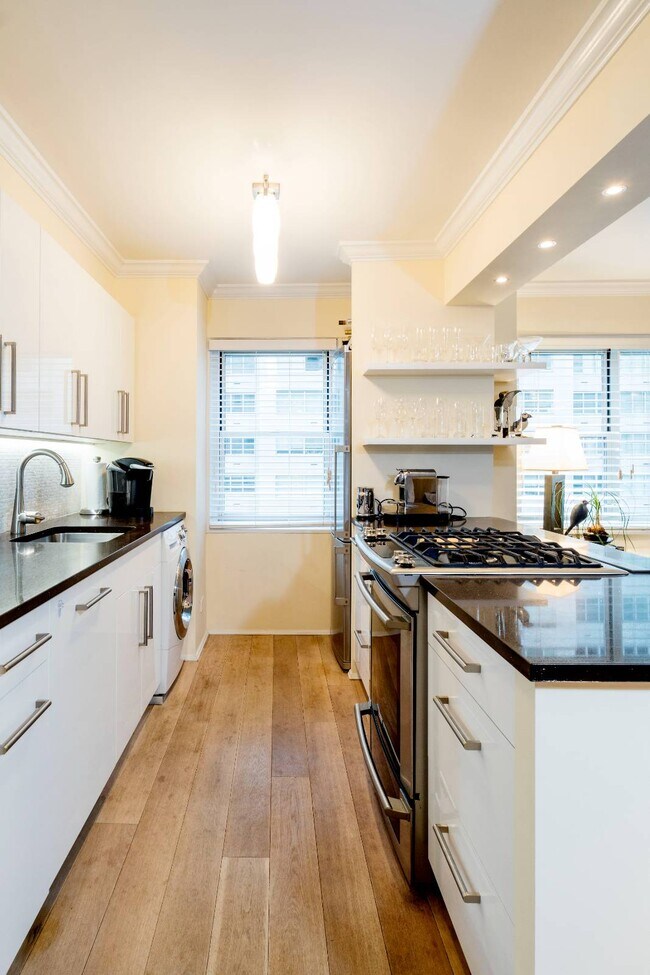 Building Photo - 100 W 57th St