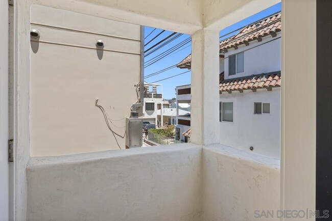 Building Photo - 3685-89 Ocean Front Walk