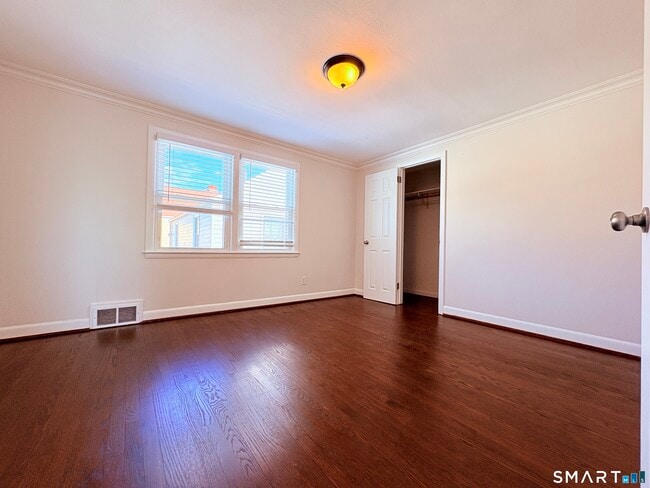 Building Photo - 387 Quaker Ln S