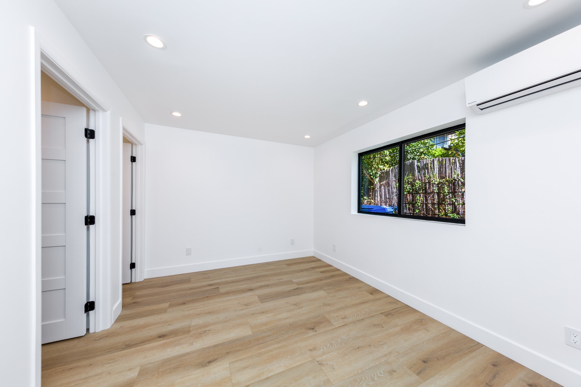 Building Photo - 854 S Sycamore Ave