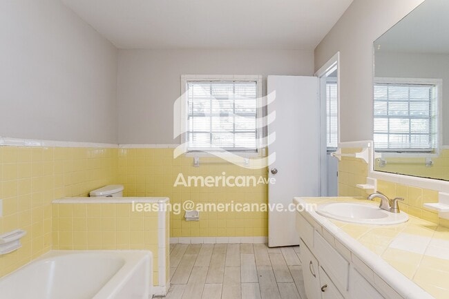 Building Photo - 2165 Circle Dr