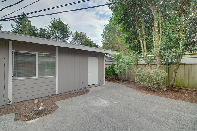 Building Photo - 2Bd/1Ba Issaquah Duplex