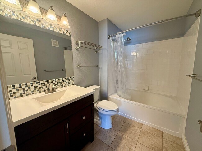 Building Photo - Spacious, Updated 2BR / 2 BA Condo in Gated Community!