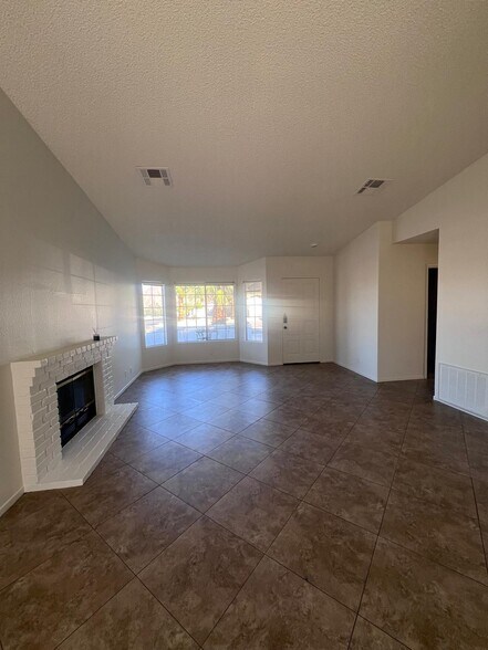 Building Photo - 53755 Avenida Diaz