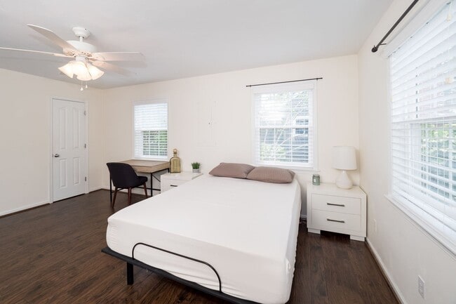 Building Photo - Immaculate 3 bedroom 2 bath bungalow at Oc...