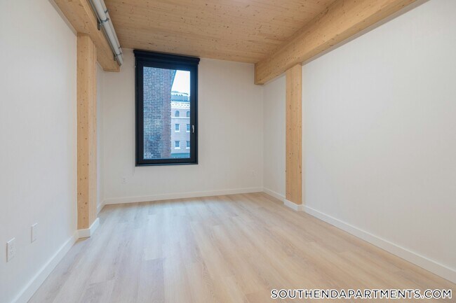 Building Photo - 11 E Lenox St