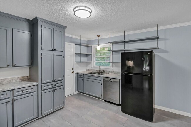 Building Photo - Newly Updated 3 Bedroom Home with Spacious...