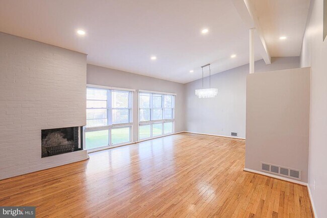 Building Photo - 2421 Lightfoot Dr