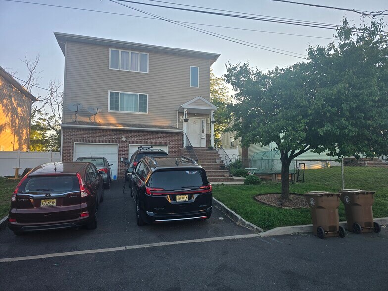 Building Photo - 806 Hampden St
