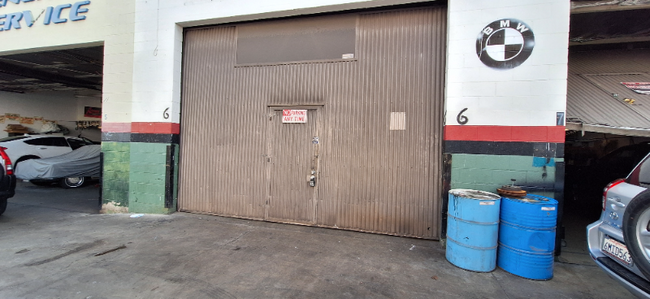 Building Photo - 18422 Vanowen St