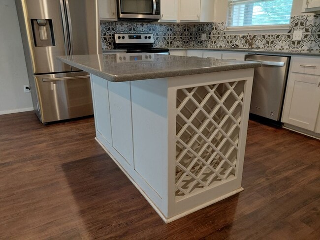 Building Photo - Adorable 3/2 with Garage Parking + Large backyard and gazebo!!