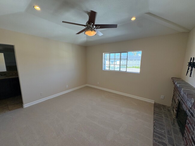 Building Photo - 2652 Santa Ana Ave