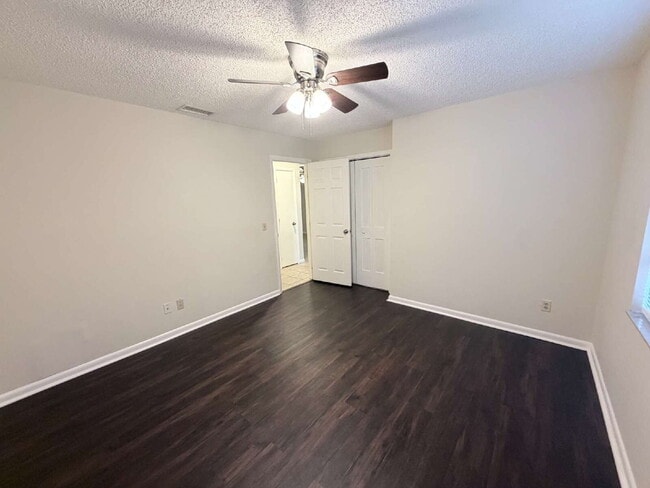 Building Photo - 2-bedroom, 1-bath half-duplex is move-in ready