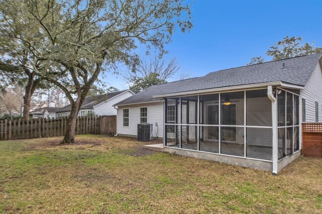 Building Photo - 2419 Castlereagh Rd