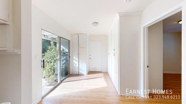 Building Photo - 4121 Hayvenhurst Dr